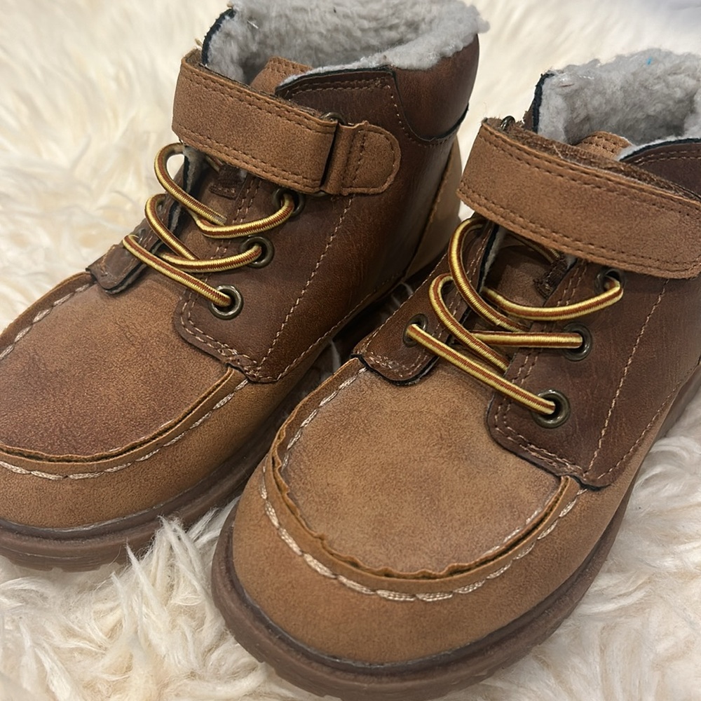 OshKosh B’Gosh Tan Suede Boots with Inside Fur Trim and Velcro Straps Size 10